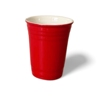 Keramik Becher in rot, glänzend. Klassisches Beer-Pong Design.
Innenseite weiß.
