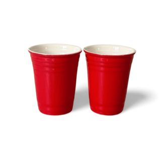 Keramik Becher in rot, glänzend, 2er-Set. Klassisches Beer-Pong Design.
Innenseite weiß.